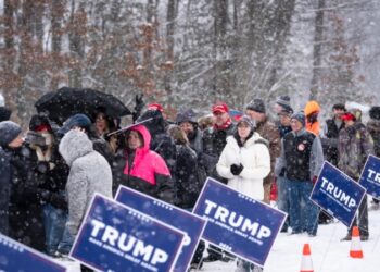 Un Trump inmerso en procesos legales se muestra políticamente resiliente