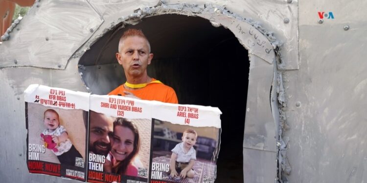 En Fotos: Una réplica del túnel de Hamás busca crear conciencia sobre los rehenes