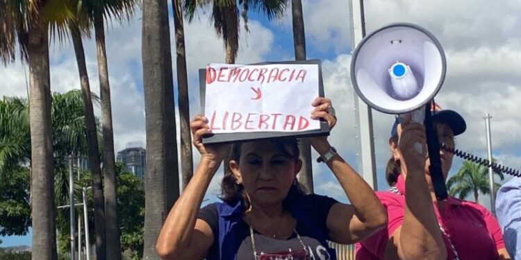Venezolanos conmemoran caída de la dictadura de 1958 entre denuncias de persecución y conspiraciones