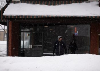 Carreteras cerradas, vuelos cancelados además de miles de personas sin electricidad, son  los efectos que deja la fuerte tormenta en EEUU.