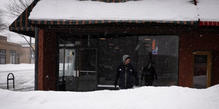 Carreteras cerradas, vuelos cancelados además de miles de personas sin electricidad, son  los efectos que deja la fuerte tormenta en EEUU.