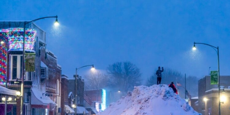 Tormentas invernales, acumulación de nieve, inundaciones y tornados afectan a más de 50 millones de residentes en Estados Unidos.