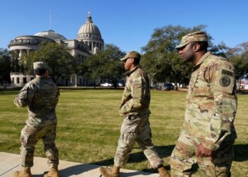 En una escuela de Iowa, en el primer día de clases tras las vacaciones de Navidad, la tragedia por un tiroteo enluta a toda una comunidad.