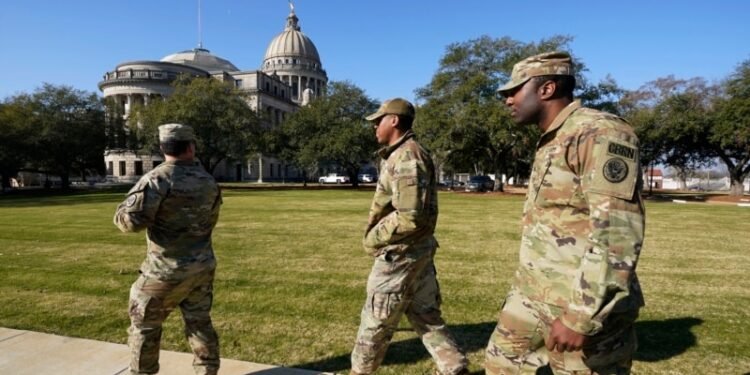 En una escuela de Iowa, en el primer día de clases tras las vacaciones de Navidad, la tragedia por un tiroteo enluta a toda una comunidad.