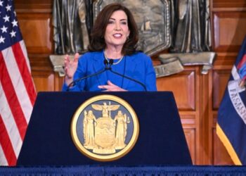 Gobernadora de Nueva York asigna $2.400 millones a migración en proyecto de presupuesto