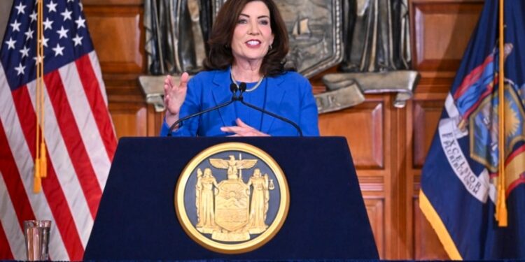 Gobernadora de Nueva York asigna $2.400 millones a migración en proyecto de presupuesto