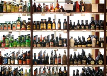 Arabia Saudí abre su primera licorería en más de 70 años en un momento de mayor liberalización