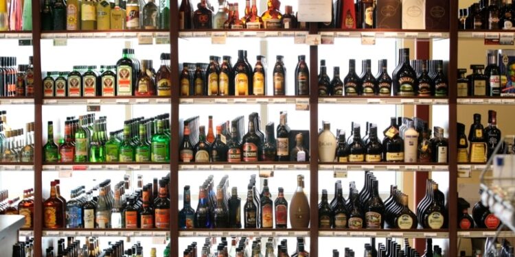 Arabia Saudí abre su primera licorería en más de 70 años en un momento de mayor liberalización