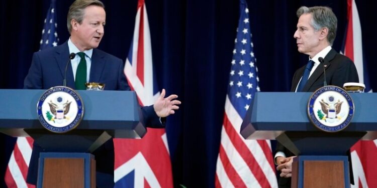 Fuerzas armadas de EE.UU. y Gran Bretaña atacan instalaciones hutíes en Yemen