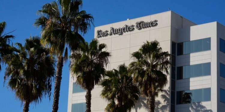 Diario LA Times planea despedir a 94 empleados de la redacción