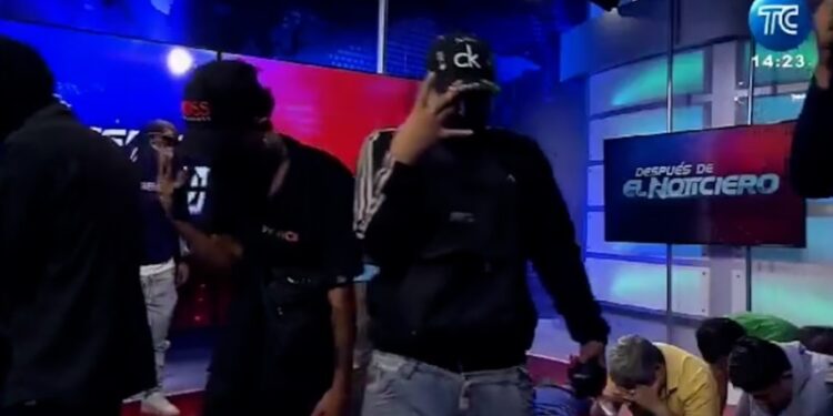Encapuchados toman un canal de televisión ecuatoriano, se oyen disparos