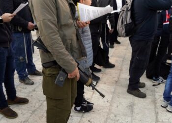 Estados Unidos, el Reino Unidos y otras naciones ejecutan una acción militar contra objetivos hutíes en Yemén.