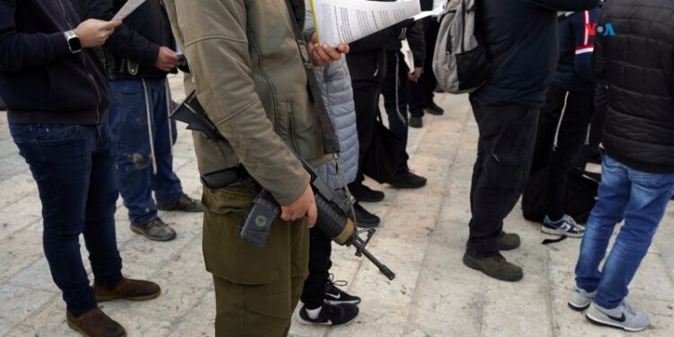 Estados Unidos, el Reino Unidos y otras naciones ejecutan una acción militar contra objetivos hutíes en Yemén.