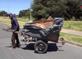 Casetas, la propuesta de vivienda de una persona sin hogar en Colombia para los sin techo