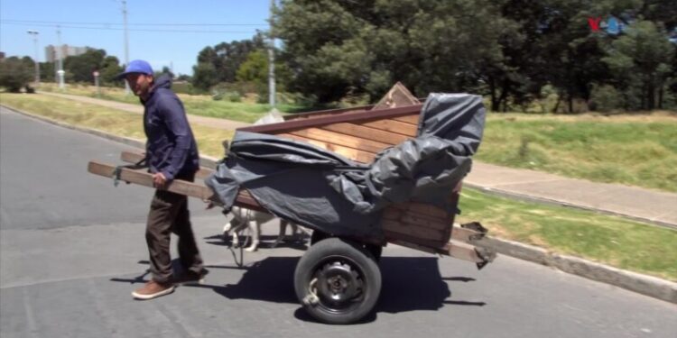 Casetas, la propuesta de vivienda de una persona sin hogar en Colombia para los sin techo