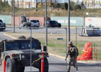 La Patrulla Fronteriza sostiene que las autoridades de Texas impidieron prestar asistencia a tres migrantes que murieron ahogados.