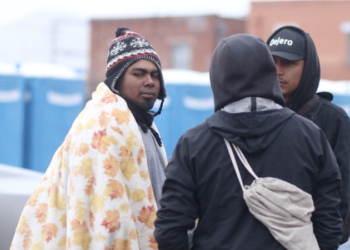 Jóvenes migrantes buscan oportunidades económicas en El Paso tras su entrada irregular a EEUU