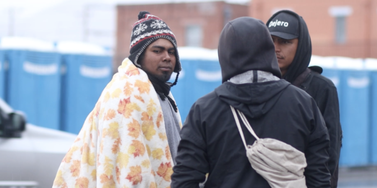 Jóvenes migrantes buscan oportunidades económicas en El Paso tras su entrada irregular a EEUU