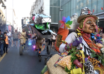 Teatro callejero en Chile: más de tres décadas de un festival internacional para la alegría y la «catarsis» colectiva