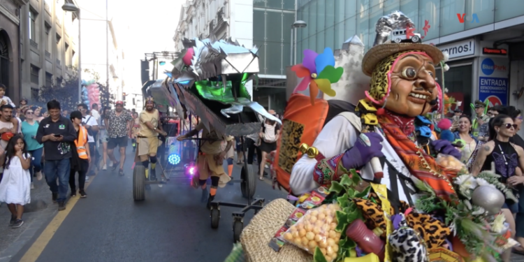 Teatro callejero en Chile: más de tres décadas de un festival internacional para la alegría y la «catarsis» colectiva