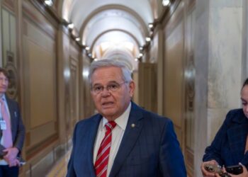 El senador Bob Menéndez y su esposa piden juicios separados por acusaciones de soborno.