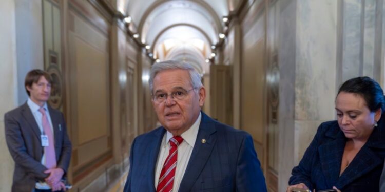 El senador Bob Menéndez y su esposa piden juicios separados por acusaciones de soborno.