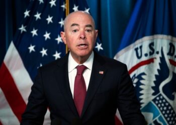 Mayorkas recalca desde la frontera sur que el problema migratorio no es exclusivo de EEUU