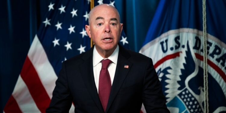 Mayorkas recalca desde la frontera sur que el problema migratorio no es exclusivo de EEUU