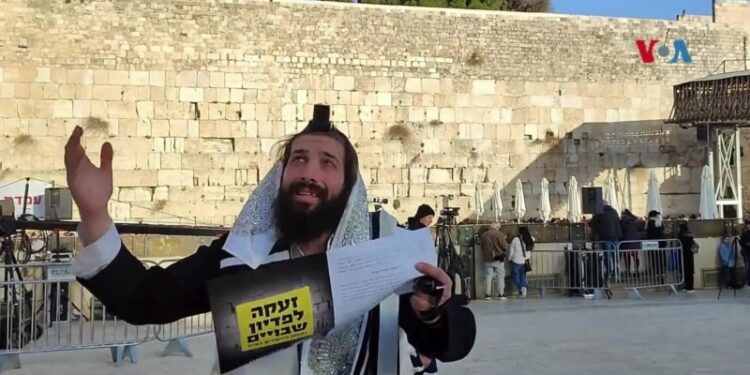 Miles de judíos oran en el Muro de las Lamentaciones por el regreso de los cautivos en Gaza