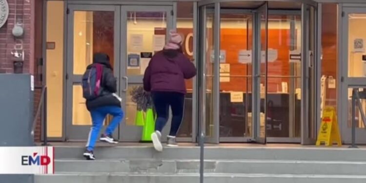 EEUU: Nueva York impone toque de queda en algunos refugios de migrantes