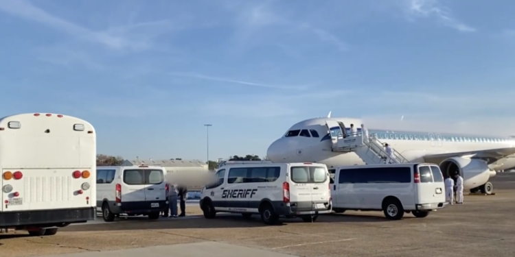 El gobierno de Nicolás Maduro anticipa suspender los vuelos de repatriación desde EEUU