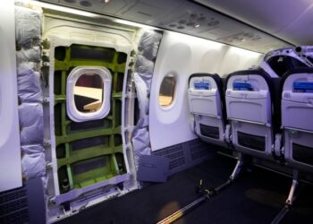 EE.UU. recomienda a aerolíneas inspeccionar paneles tras incidente en pleno vuelo