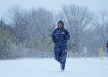 Cierre de escuelas y riesgo de inundaciones por tormentas en Texas y California