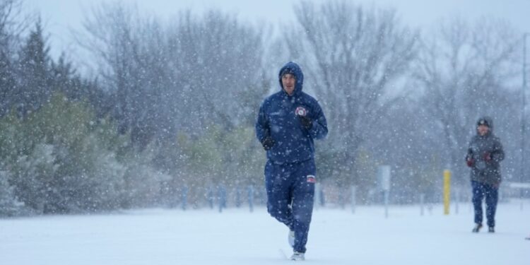 Cierre de escuelas y riesgo de inundaciones por tormentas en Texas y California