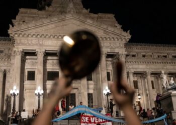 Argentina: Justicia laboral pone freno a decreto de Milei