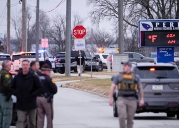En el primer día de clases tras las vacaciones de Navidad, la tragedia por un tiroteo enluta a la comunidad de Iowa.