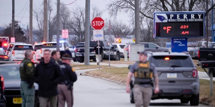 En el primer día de clases tras las vacaciones de Navidad, la tragedia por un tiroteo enluta a la comunidad de Iowa.
