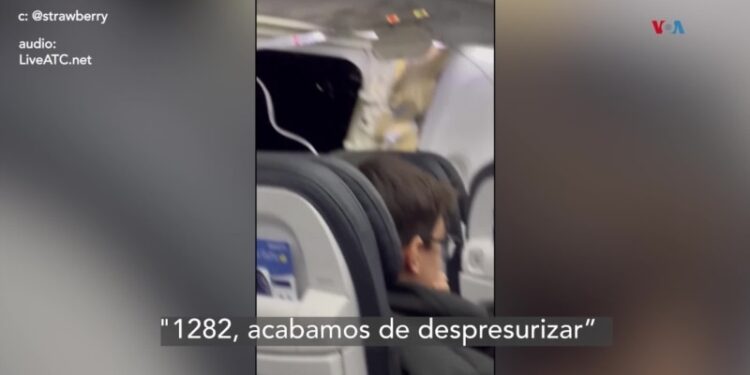 Cientos de vuelos cancelados en EEUU tras explosión de una puerta en el aire