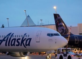 Alaska Airlines inmoviliza sus Boeing 737-9 tras perder una ventana en pleno vuelo