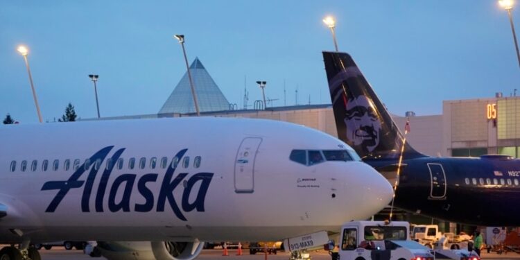 Alaska Airlines inmoviliza sus Boeing 737-9 tras perder una ventana en pleno vuelo