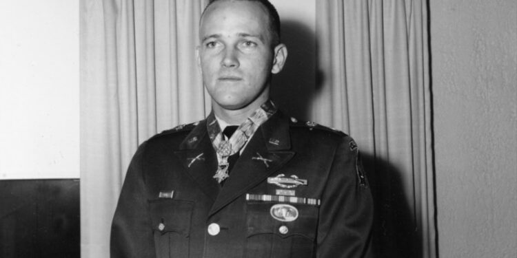 Roger Donlon, primer estadounidense honrado con Medalla de Honor en la Guerra de Vietnam, muere a los 89 años