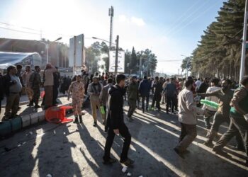 Estado Islámico se atribuye ataques suicidas en Irán