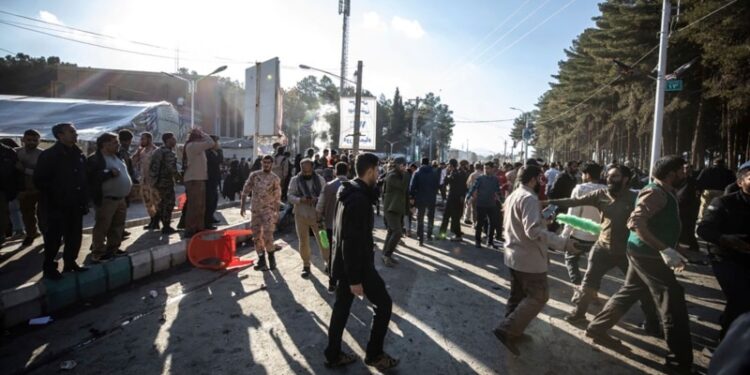 Estado Islámico se atribuye ataques suicidas en Irán