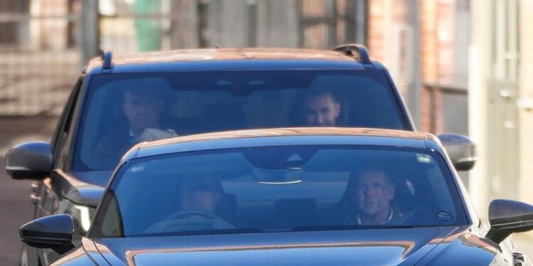 Príncipe Guillermo visita a su esposa Catalina en el hospital