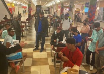 Nueva Jersey: Autobuses con migrantes rumbo a ciudad de NY arriban a estaciones de trenes