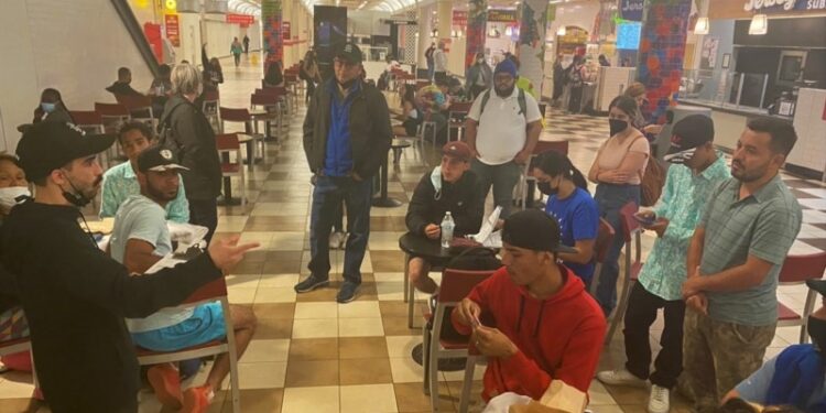 Nueva Jersey: Autobuses con migrantes rumbo a ciudad de NY arriban a estaciones de trenes