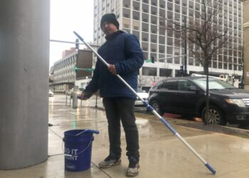 Migrantes venezolanos en Chicago cocinan, limpian parabrisas y venden dulces por dinero sin permisos de trabajo