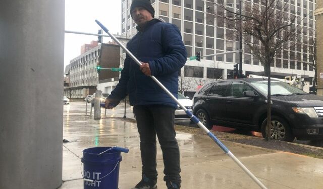 Migrantes venezolanos en Chicago cocinan, limpian parabrisas y venden dulces por dinero sin permisos de trabajo
