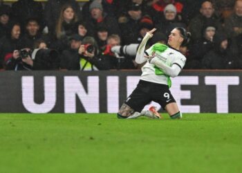 El uruguayo Darwin Núñez y el portugués Diogo Jota apuntalaron el liderato del Liverpool