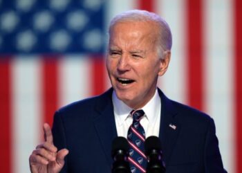 Las campañas de los principales candidatos a las elecciones presidenciales en EEUU continúan en medio de un turbulento escenario.